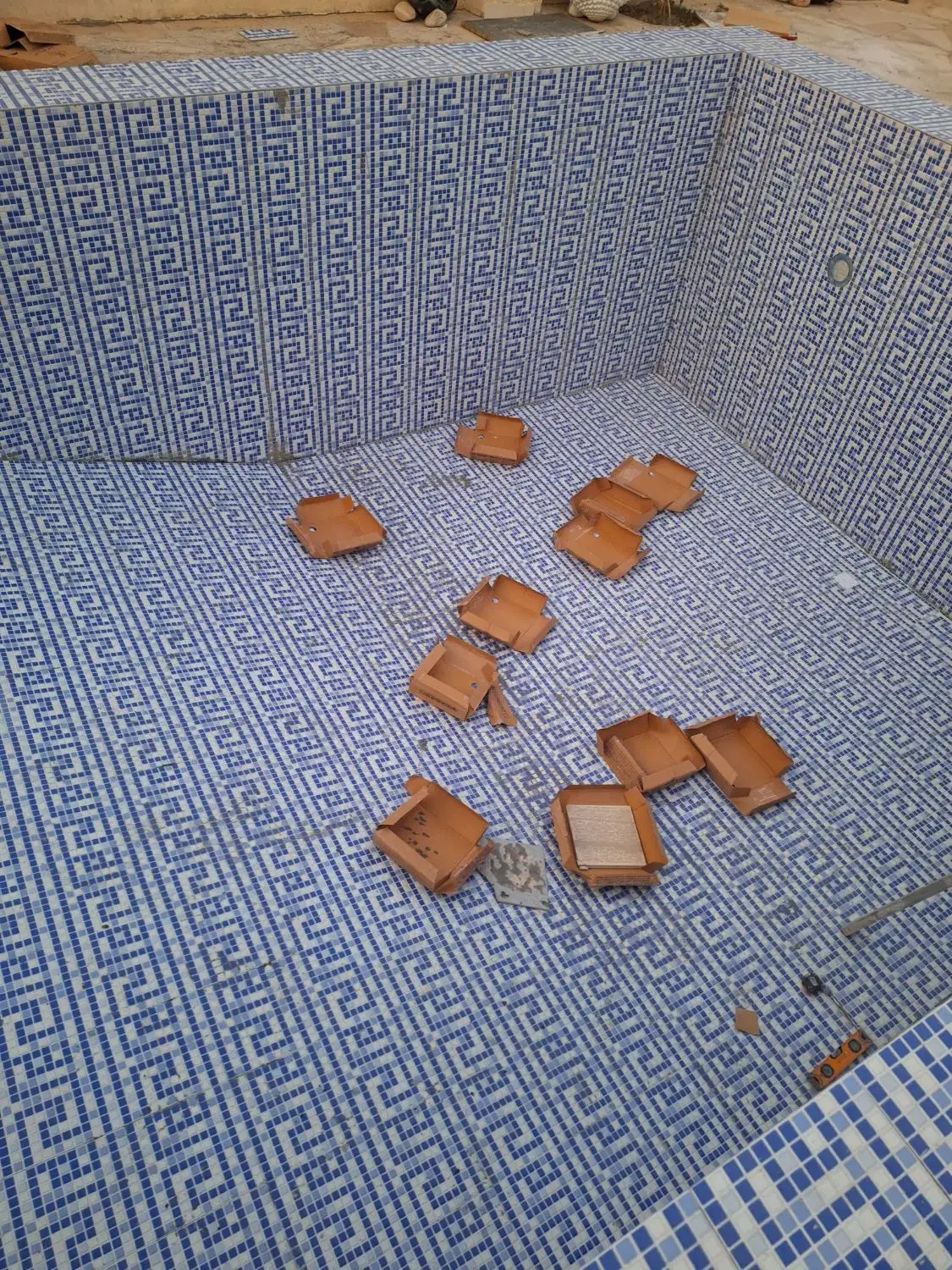 کاشی کاری کاشیکاری چسبی دغابی باسابقع چند نسل|خدمات پیشه و مهارت|ارومیه, |دیوار