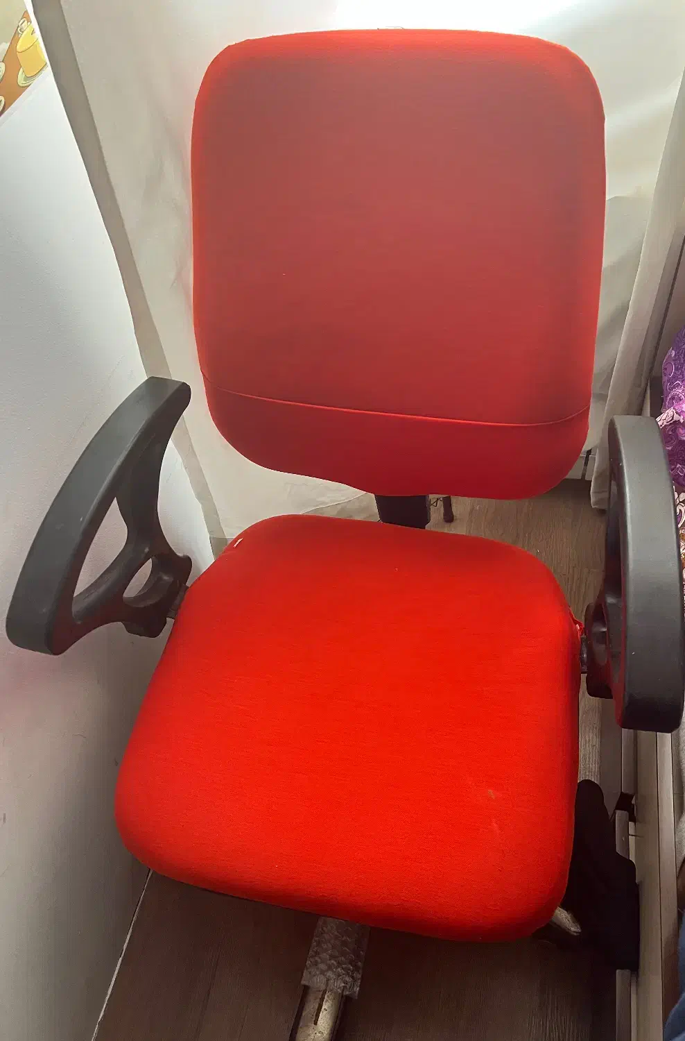 صندلی پشت میز|صندلی و نیمکت|شیراز, ارم|دیوار