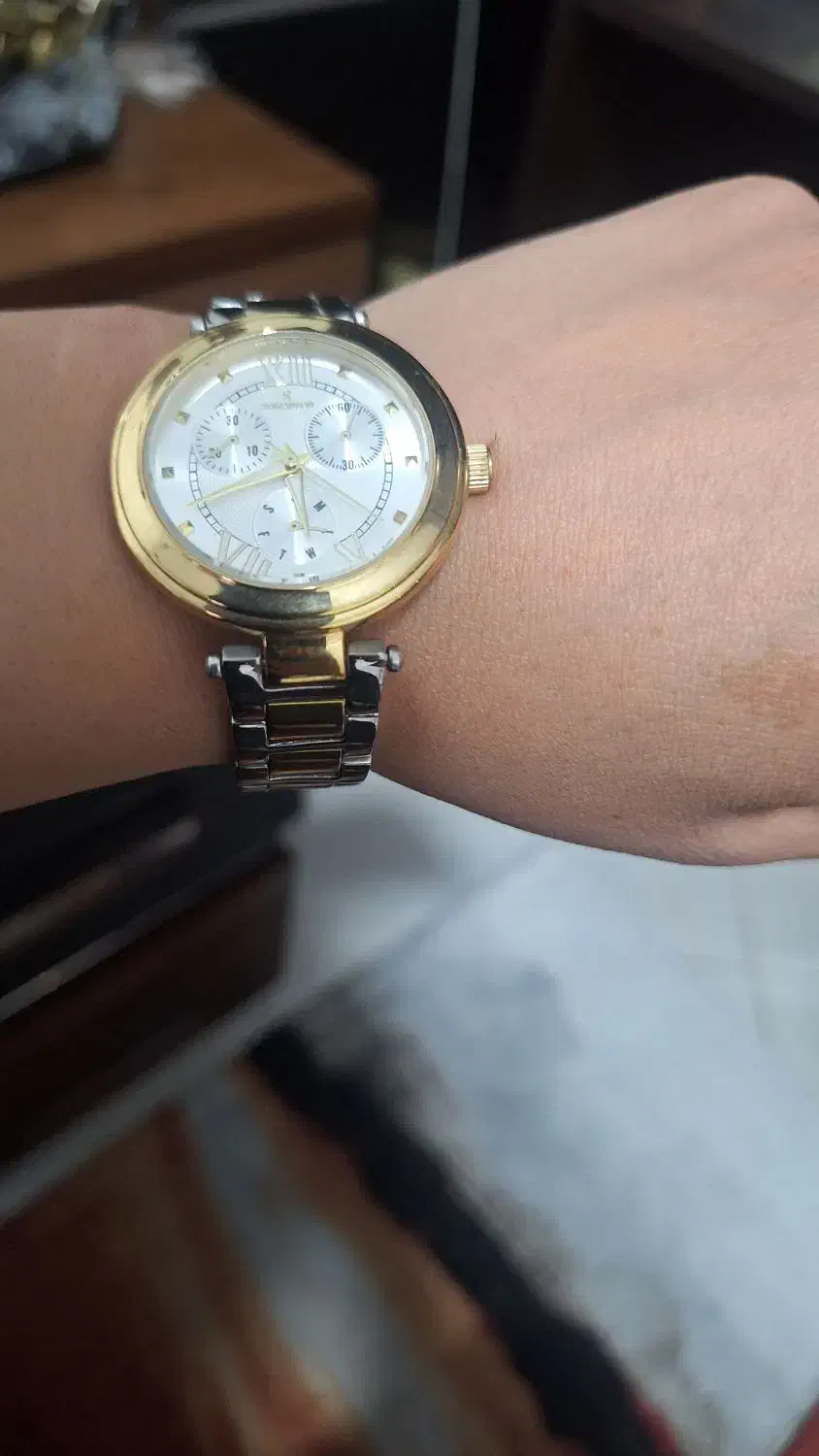 ساعت مچی نو|ساعت|شاهین‌شهر, شهرک گلدیس|دیوار