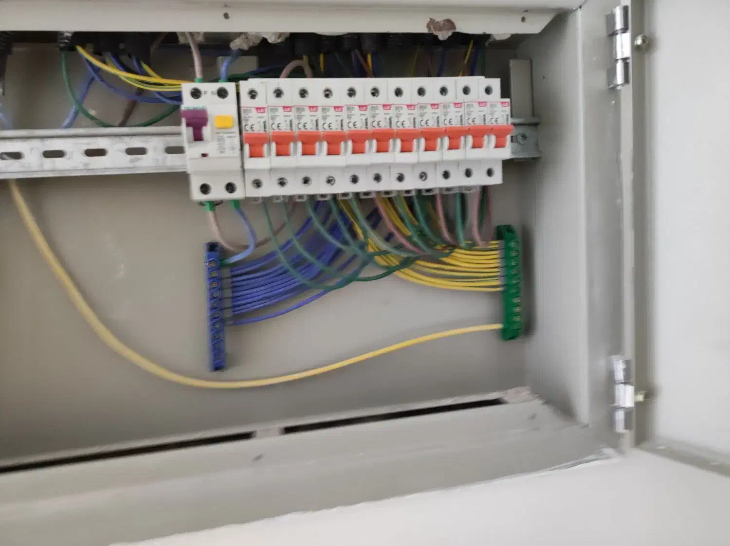 برق کاری|خدمات پیشه و مهارت|میانه, |دیوار