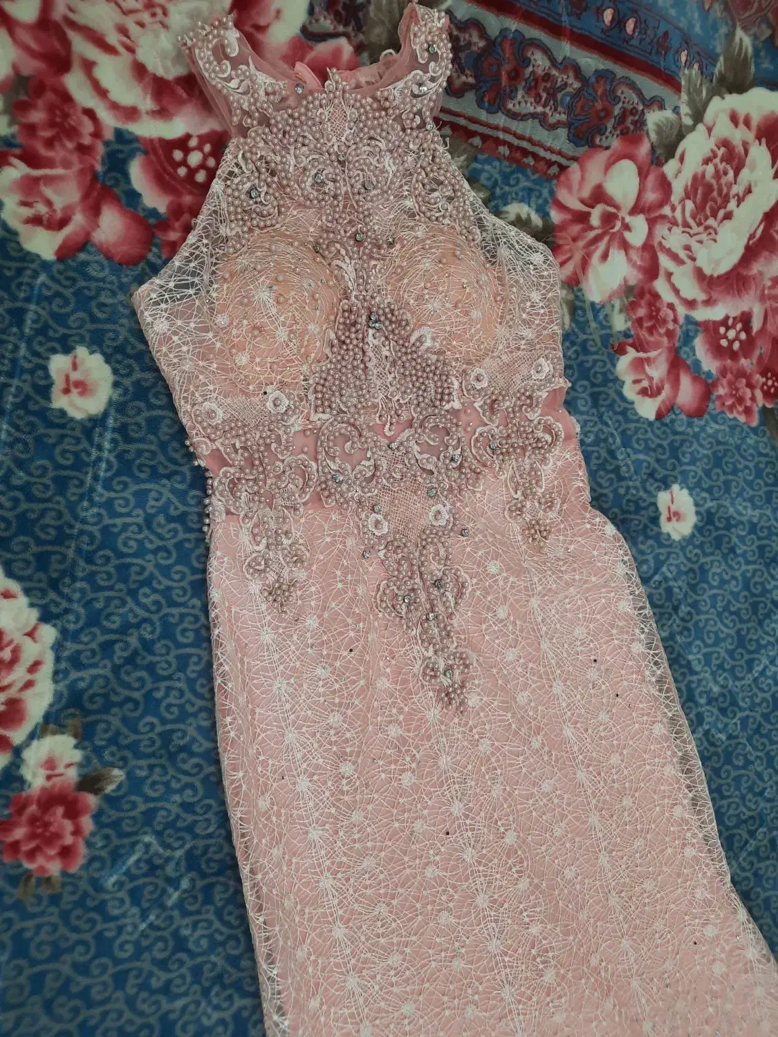 لباس مجلسی|لباس|لار, |دیوار