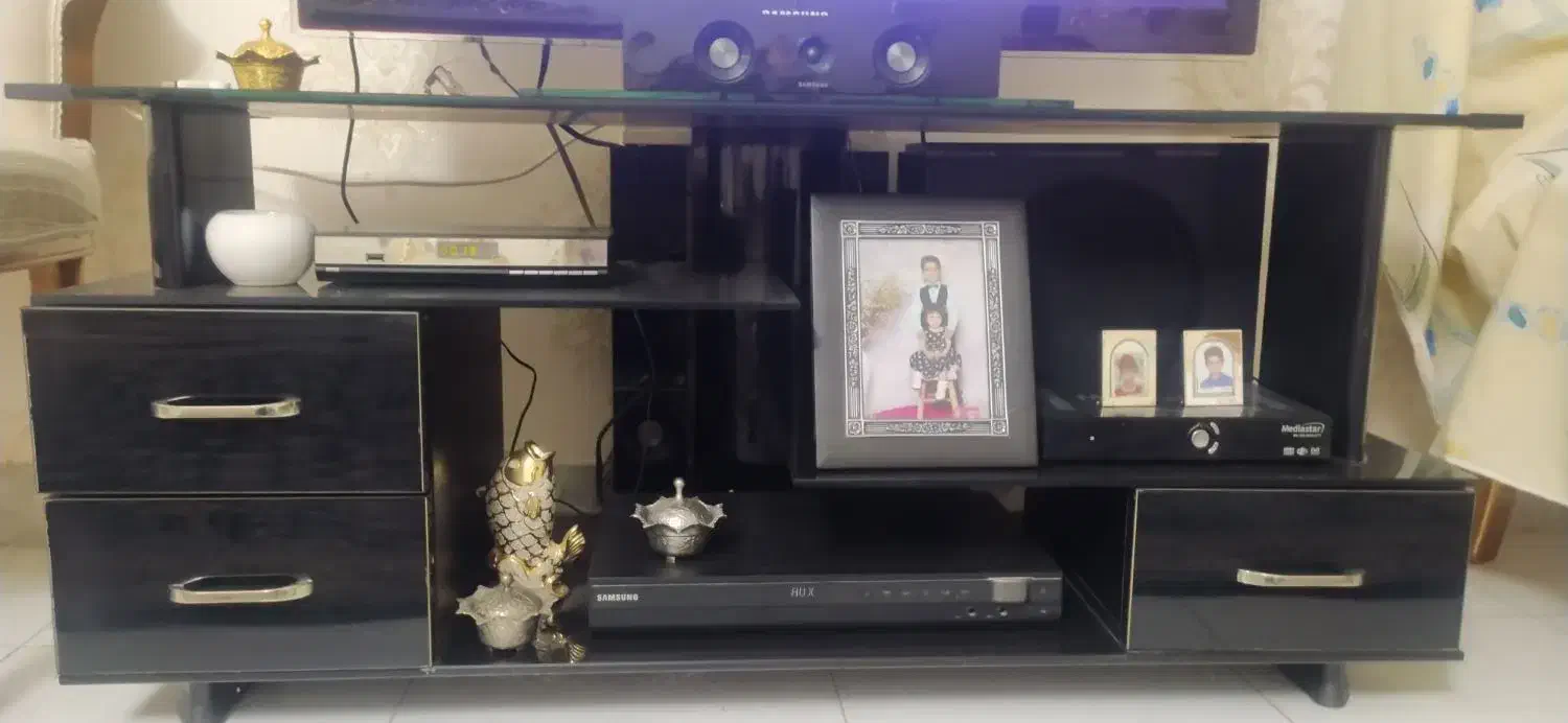 میز تلویزیون شیشه ای ترک شیک بدون خش .ضرب|میز تلویزیون|کردکوی, |دیوار