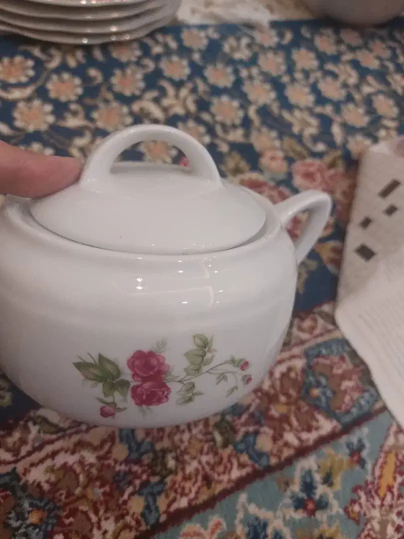 ظروف چینی گل سرخی|ظروف سرو و پذیرایی|شاهین‌شهر, حاجی آباد|دیوار