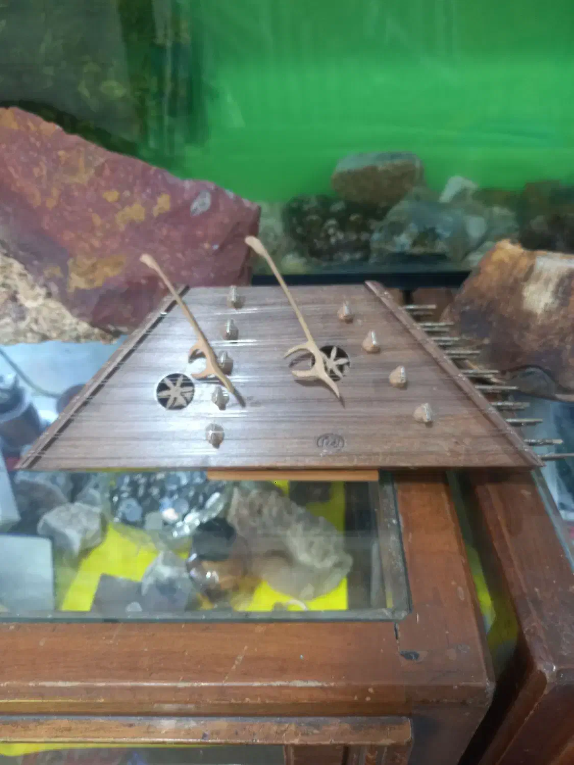 مینی سنتور|سازهای سنتی|تهران, مینای شمالی (مخبر)|دیوار