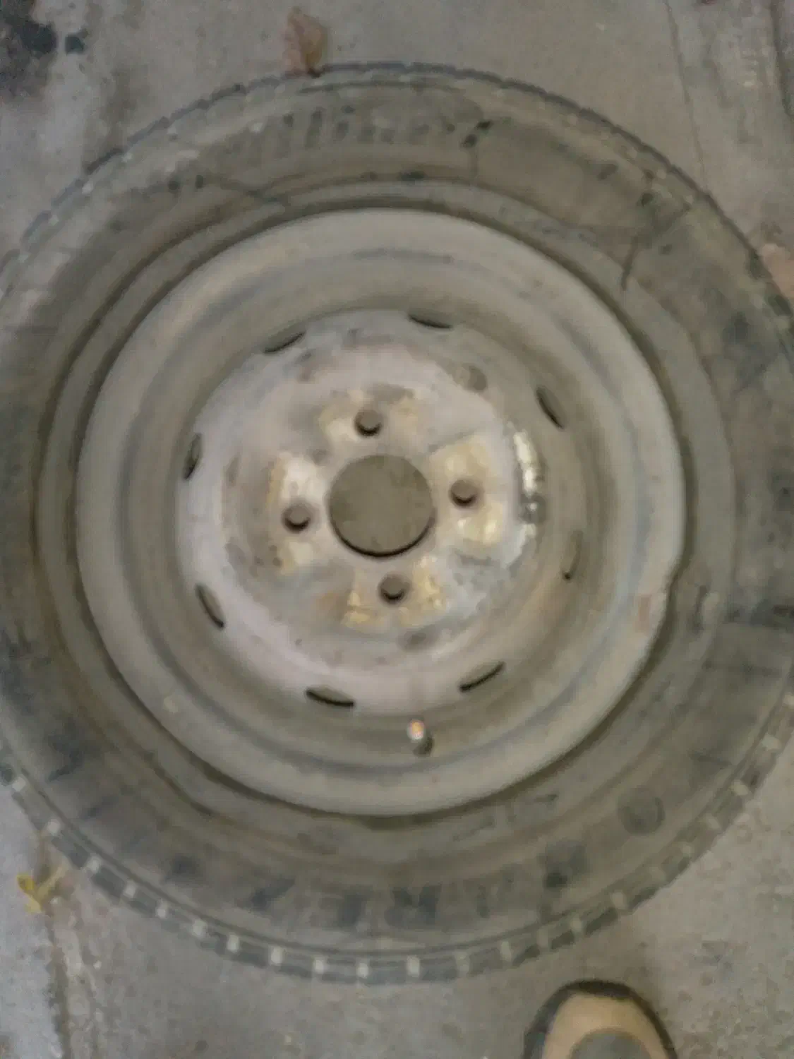 یک عدد لاستیک بارز۷۰ درصد پژوهی با رینگ|قطعات یدکی و لوازم جانبی|فولادشهر, A6|دیوار