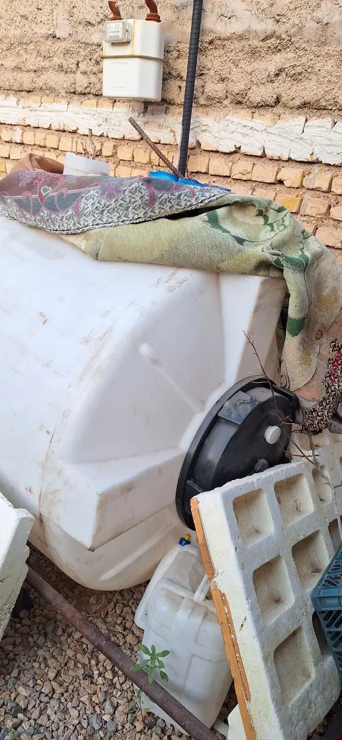 منبع آب قیفی عمودی با پایه آهنی مخصوص منزل وکارگاه|مصالح و تجهیزات ساختمان|شیراز, محراب|دیوار