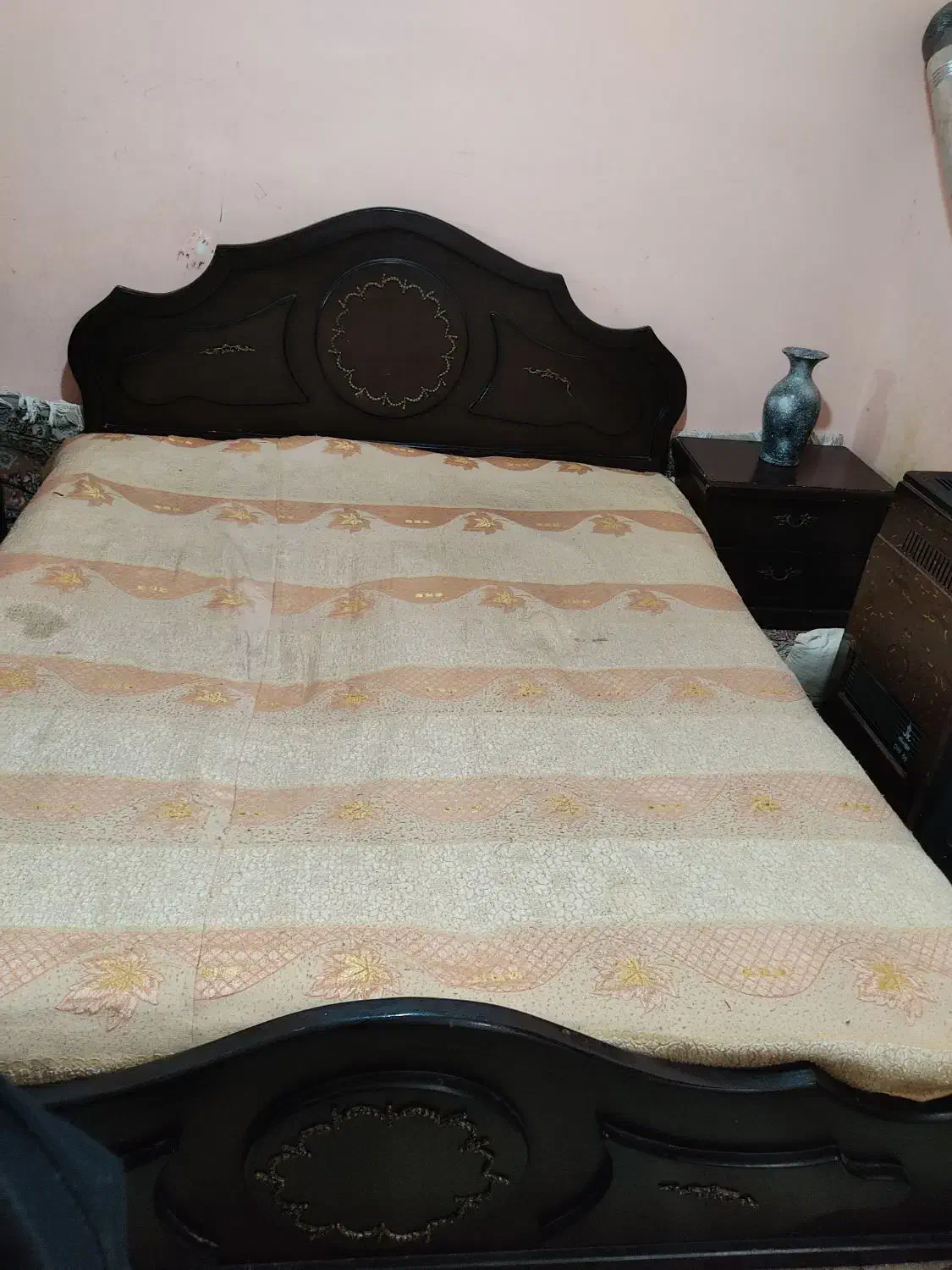 تخت خواب دو نفره چوبی|تخت و سرویس خواب|کاشمر, |دیوار