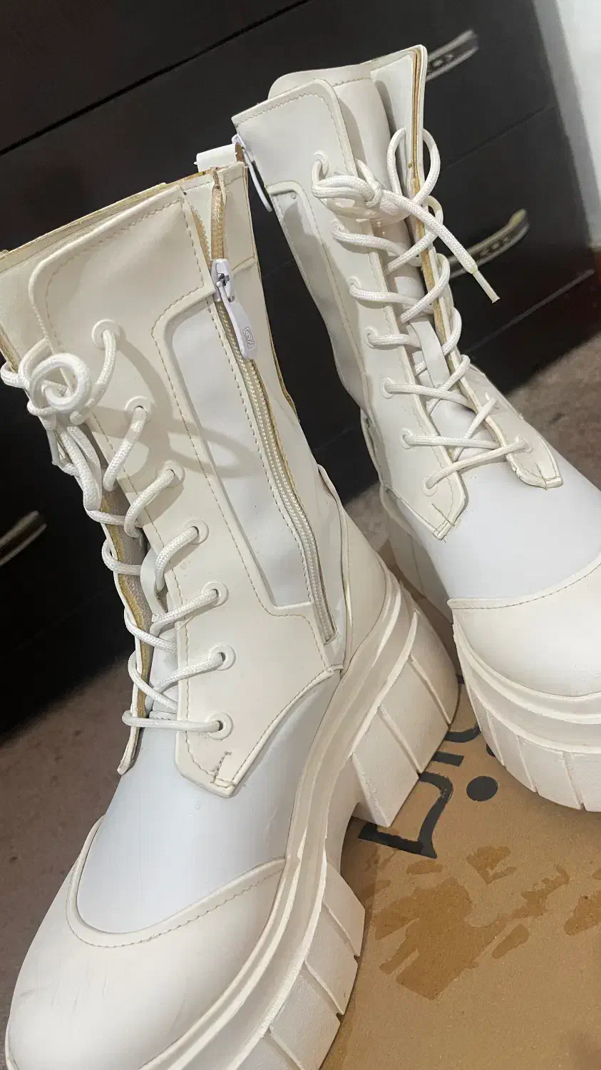 بوت|کیف، کفش، کمربند|لاهیجان, قیام|دیوار