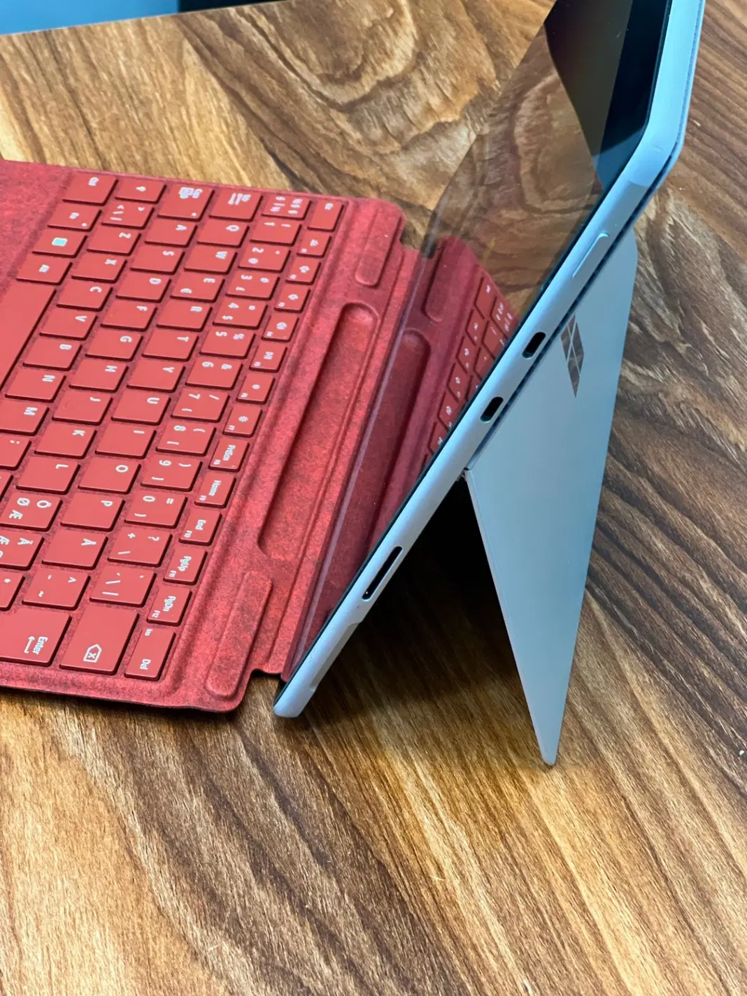 Surface pro 8|رایانه همراه|تهران, فلسطین (میدان انقلاب)|دیوار