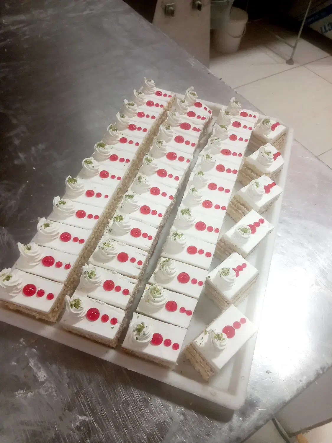 کار در شیرنی پزی|استخدام خدمات فروشگاه و رستوران|نصر آباد, |دیوار