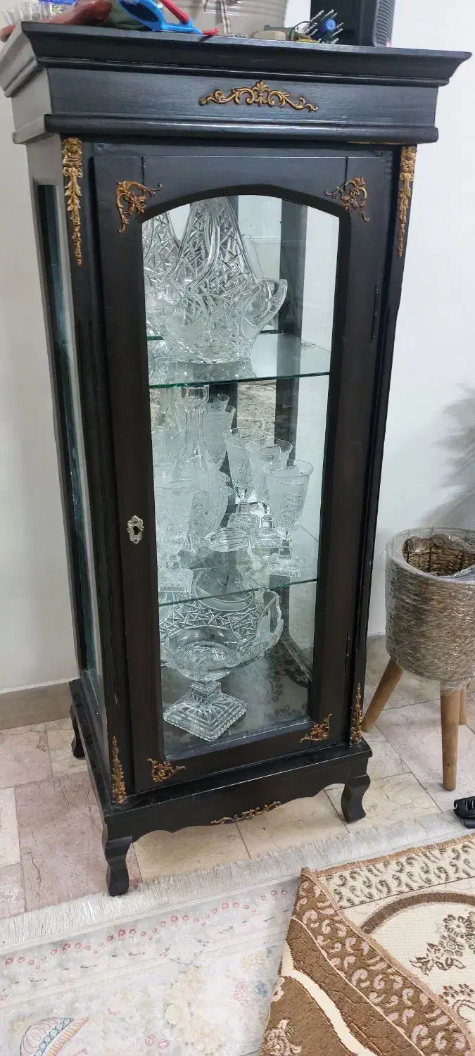 ویترین بوفه موزه ای کوچک قهوه ای فندوقی.و اباژور|بوفه، ویترین، کنسول|آفتاب, |دیوار