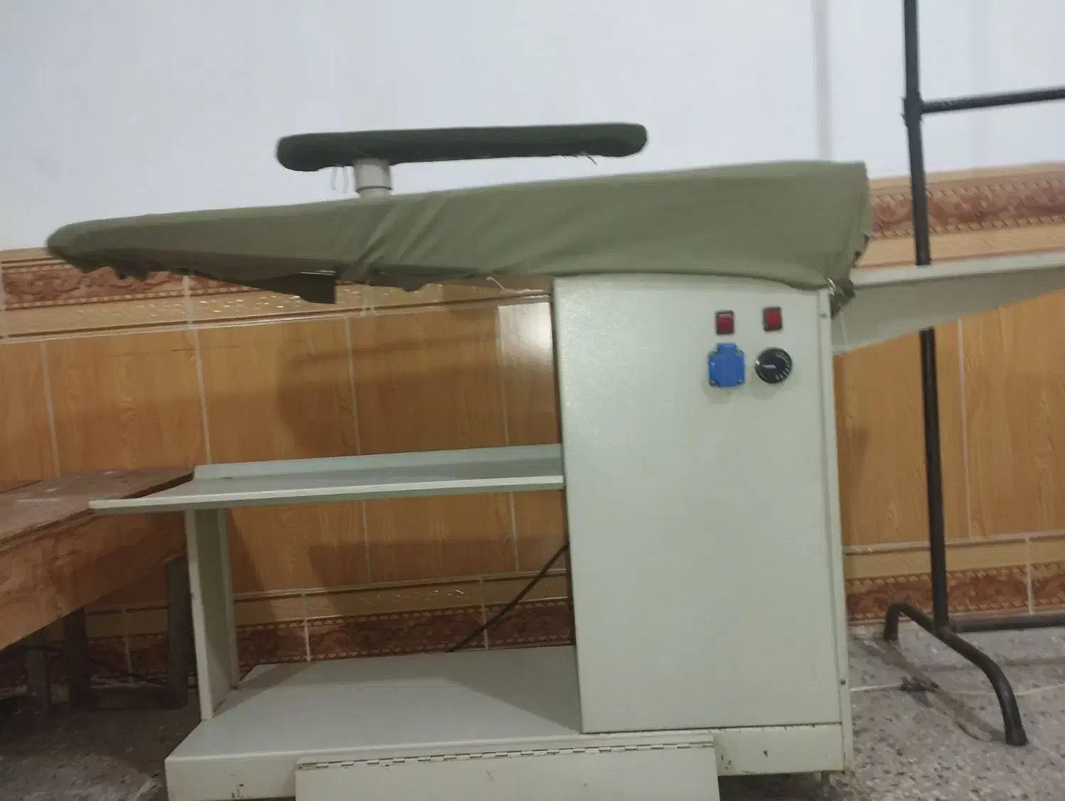 میز اتو مکش|چرخ خیاطی و ریسندگی|بروجرد, |دیوار