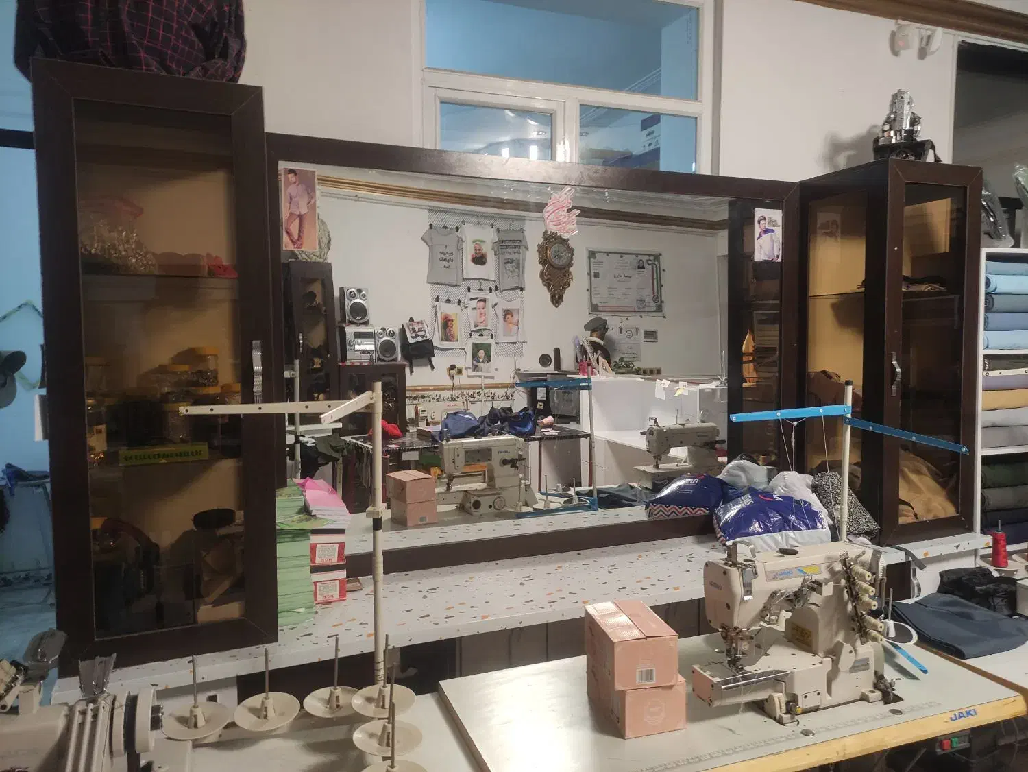 تعدادی قفسه ویترین و آینه|فروشگاه و مغازه|صحنه, |دیوار