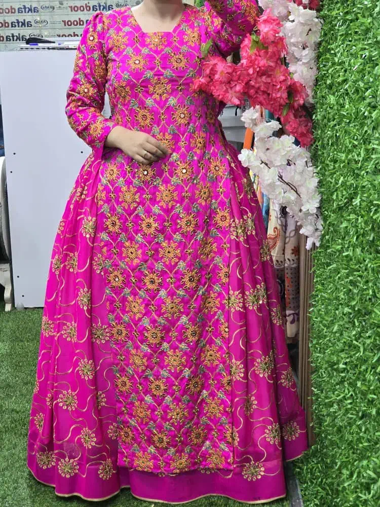 تعدادی لباس|لباس|دوگنبدان, |دیوار