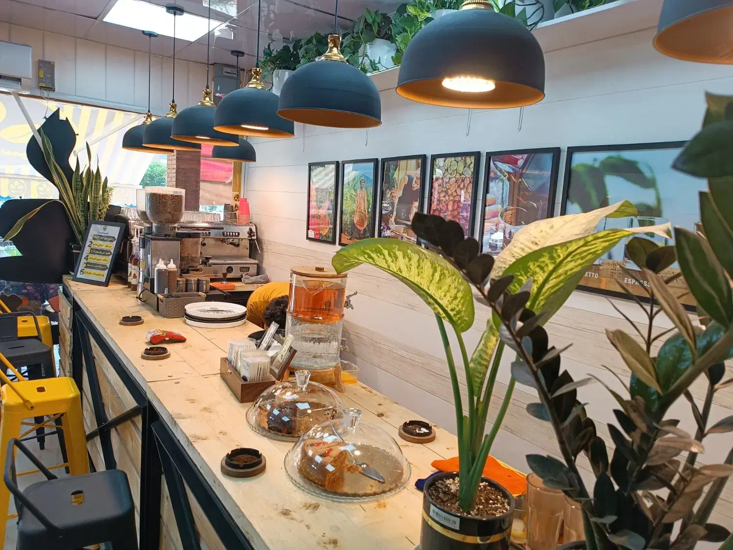 دستیار باریستا آقا بدون نیاز به سابقه|استخدام خدمات فروشگاه و رستوران|اسلام‌شهر, مطهری|دیوار