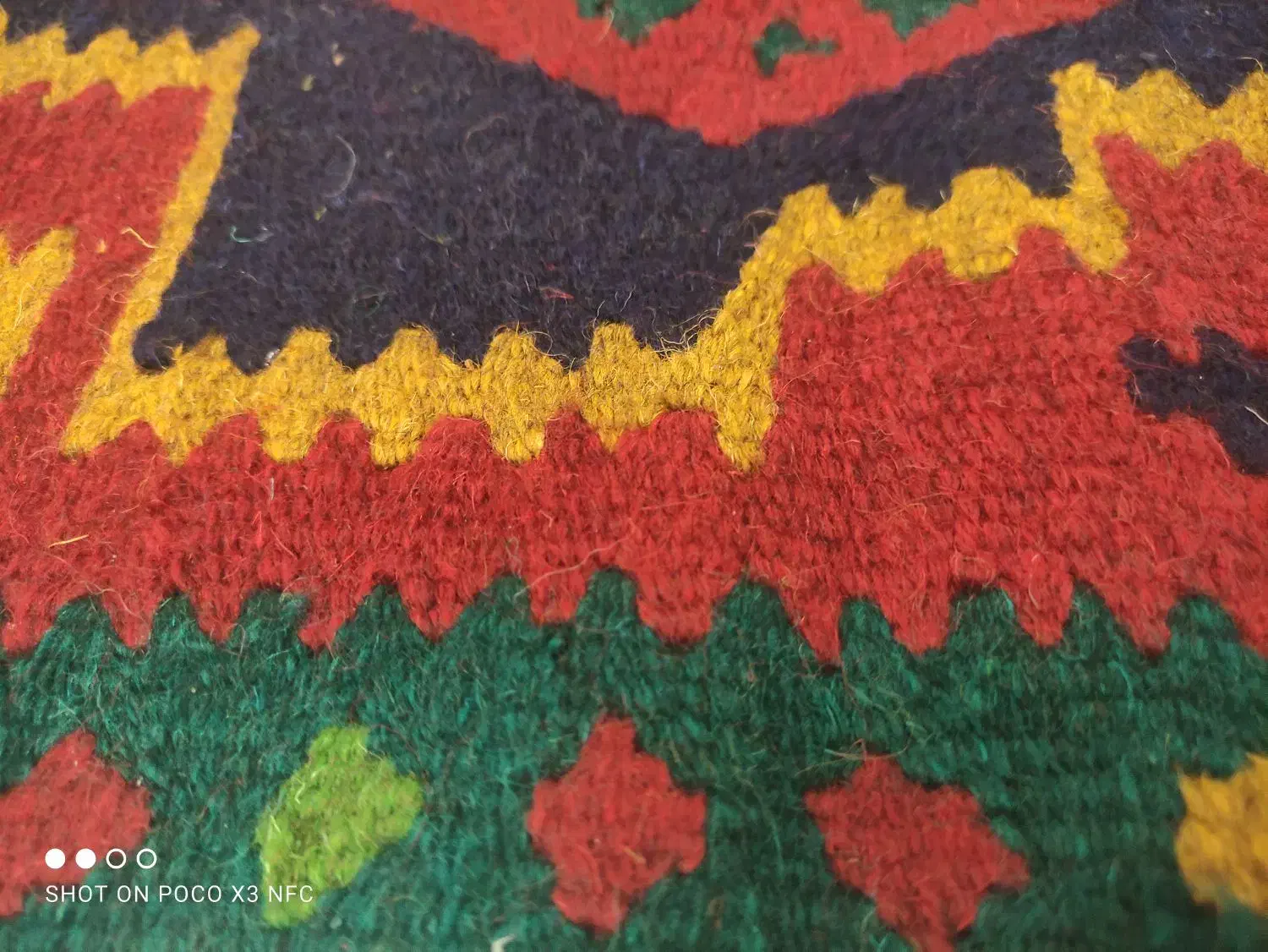 گلیم قدیمی به همراه دار قالی|گلیم، جاجیم، گبه|قدس, شهرقدس|دیوار