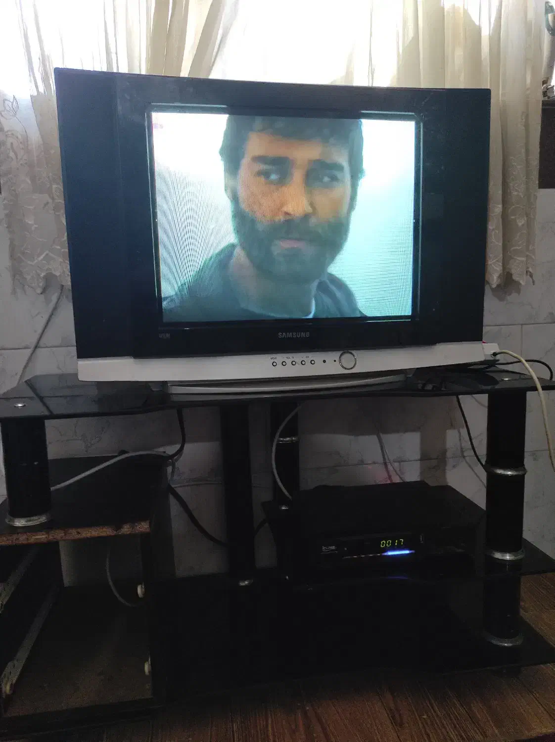 تلویزیون در حد نو با میزش|تلویزیون و پروژکتور|فاضل آباد, |دیوار