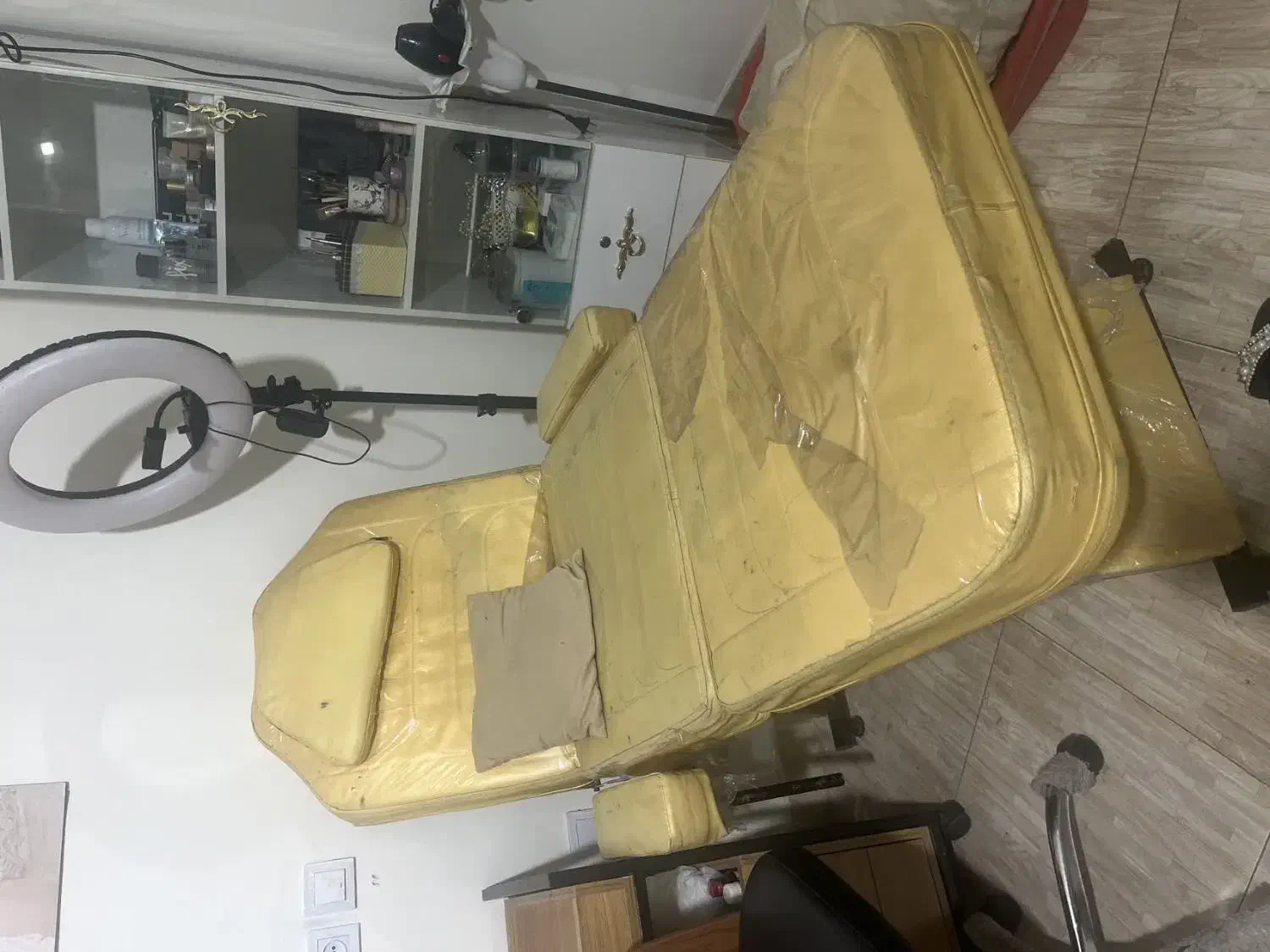 صندلی ومیزارایشگاهی سالم ومرتب|آرایشگاه و سالن‌های زیبایی|رودهن, |دیوار