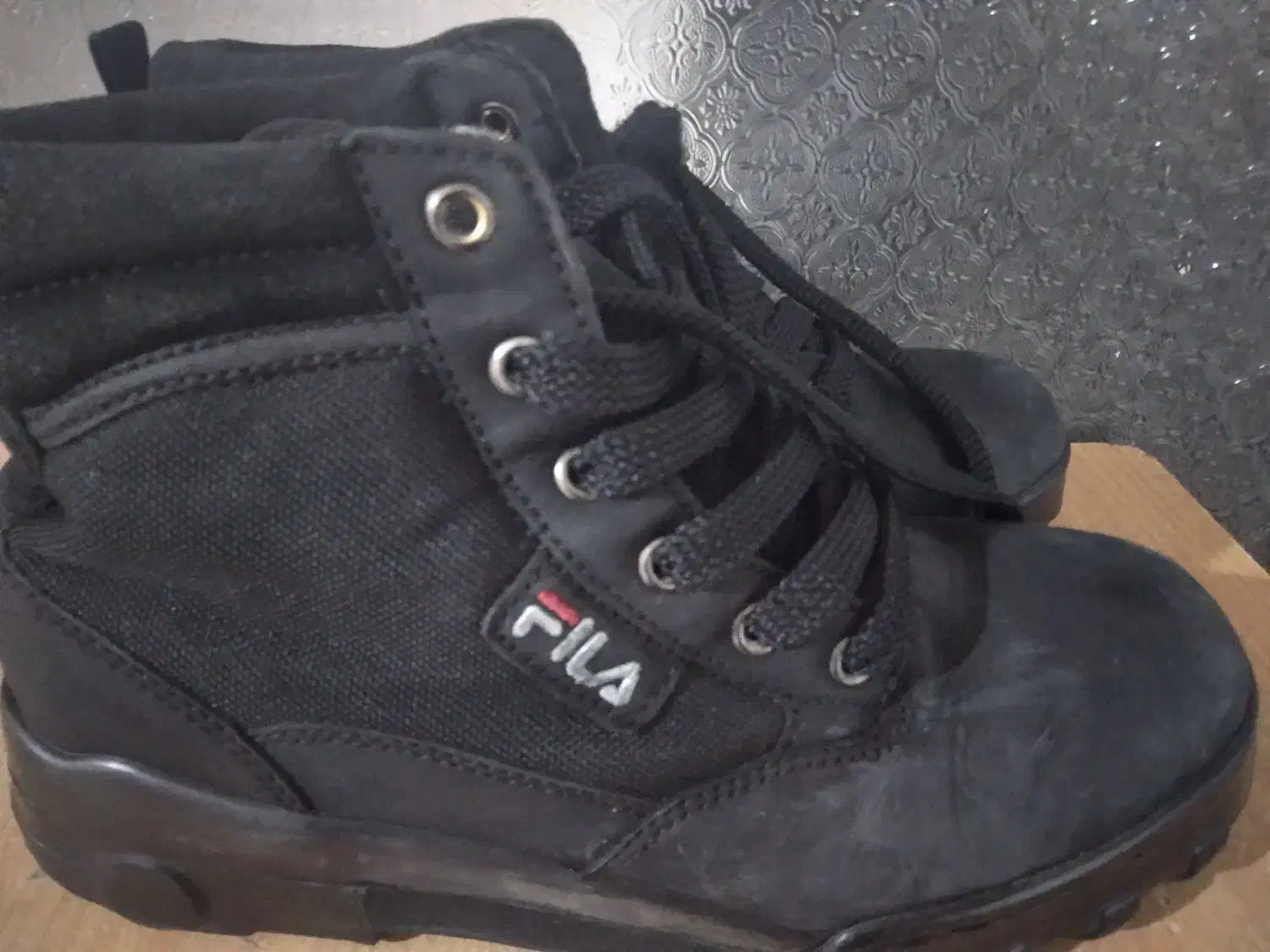 کفش|کیف، کفش، کمربند|میانه, |دیوار