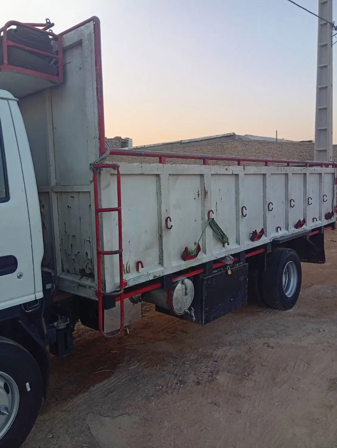 اتاق عقب چوبی فلزی ایسوزو|خودرو سنگین|اهواز, اهواز|دیوار