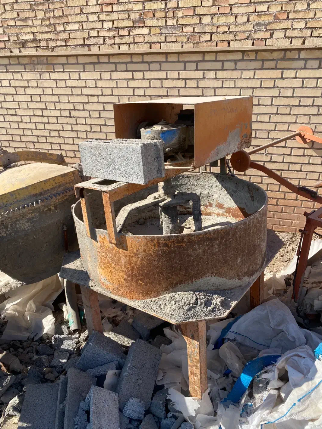 دستگاه بلوک،قالب،میکسر،همزن،بتونیر|ماشینآلات صنعتی|گرمسار, |دیوار