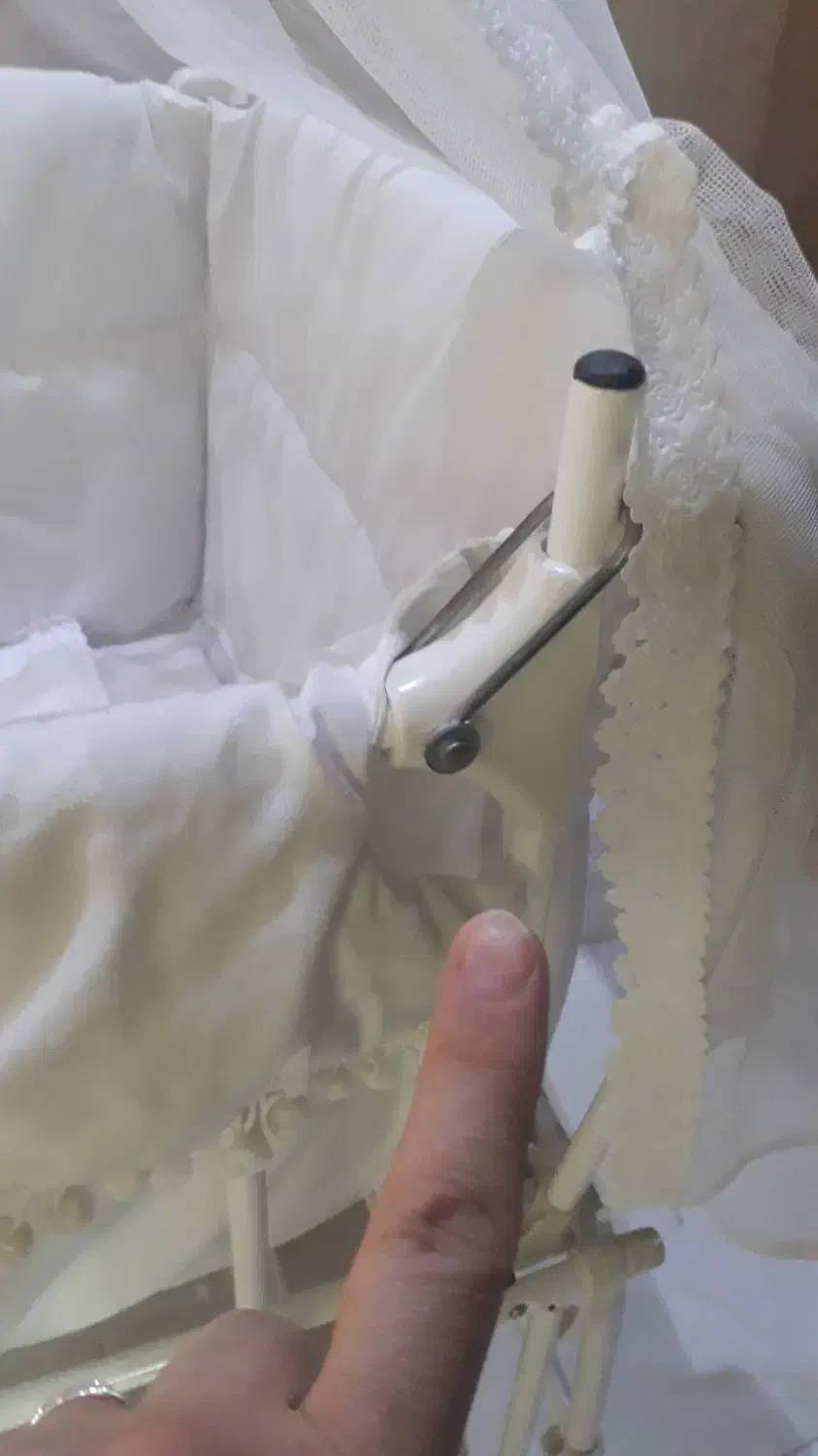 .گهواره و تخت برقی کنار مادر سودا ۵۰۰۰۰۰۰ تومان|تخت و صندلی بچه|تهران, راه آهن|دیوار