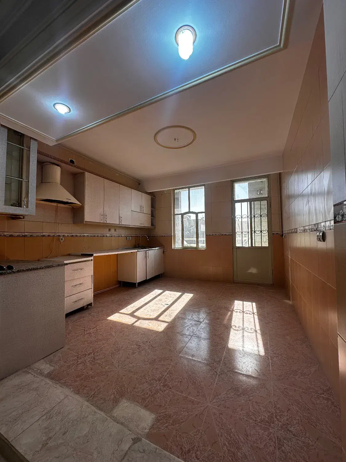 آپارتمان ۱۱۰متر، تک واحدی، تهاتر ، بعثت هشتگرد|فروش آپارتمان|هشتگرد, شهرک ولیعصر (مصلی)|دیوار