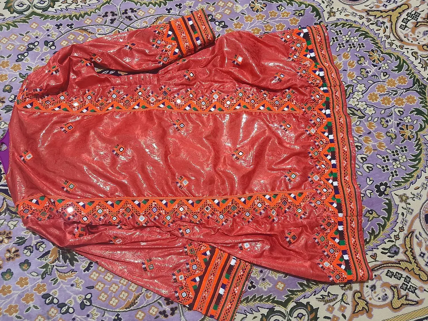 لباس خوشرنگ قرمز|لباس|پیپ, |دیوار