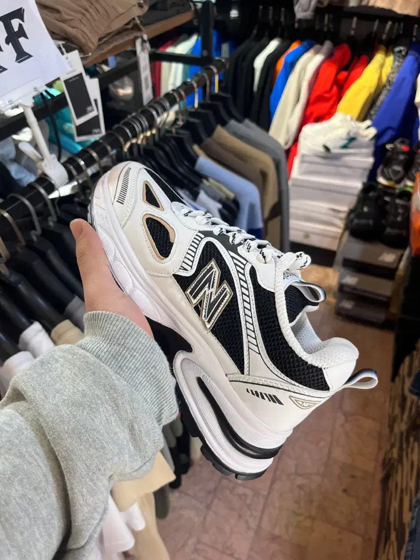 بورس انواع کتونی درجه یک خوش قیمت زنونه و مردونه|کیف، کفش، کمربند|چالوس, |دیوار