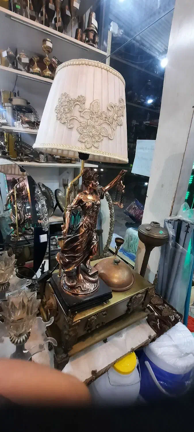 مجسمه عدالت چراغ دار|کلکسیون اشیاء عتیقه|دزفول, |دیوار