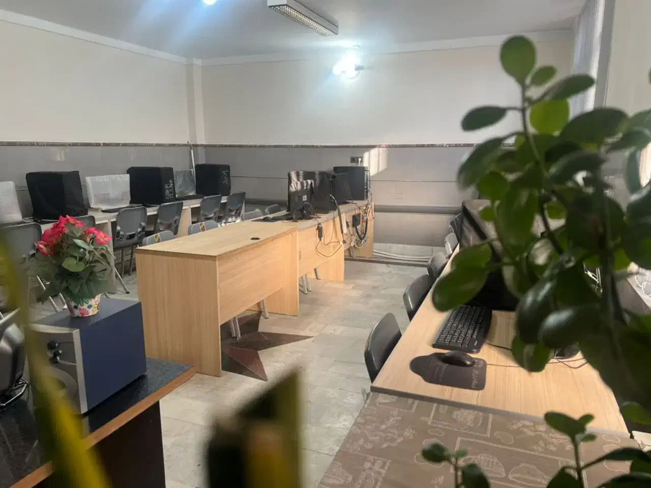 اجاره کلاس و سایت کامپیوتر حرفه ای|اجارهٔ کوتاهمدت دفتر کار و فضای آموزشی|زنجان, |دیوار