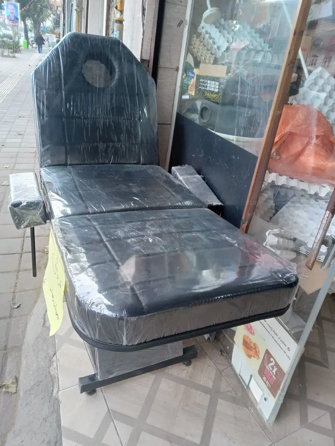 صندلی میکاپ و کاشت ابرو نو و سالم|آرایشگاه و سالنهای زیبایی|رشت, معلولین|دیوار