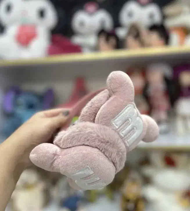 گوشگیر دخترونه|کفش و لباس بچه|گلبهار, شهر جدید گلبهار|دیوار