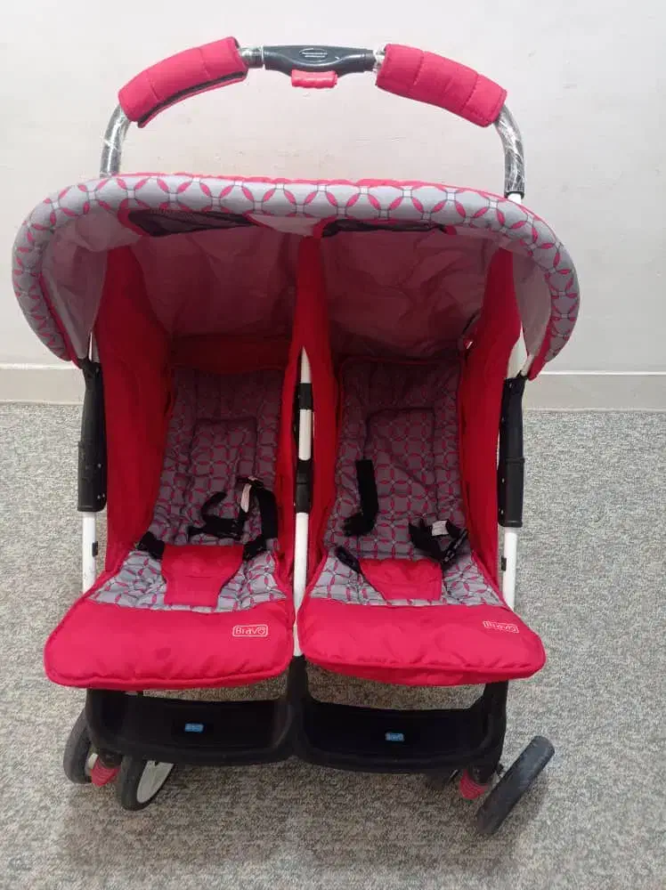 فروش کالسکه دوقلو جنس براوو بسیار تمیز و سالم.|کالسکه و لوازم جانبی|لامرد, |دیوار