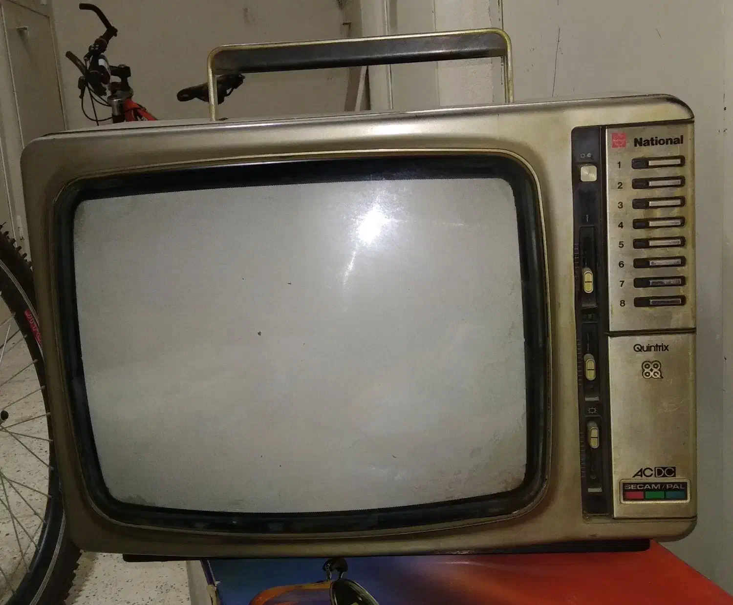 ۲دستگاه تلویزیون۳ دستگاه رادیوضبط|تلویزیون و پروژکتور|سنندج, |دیوار