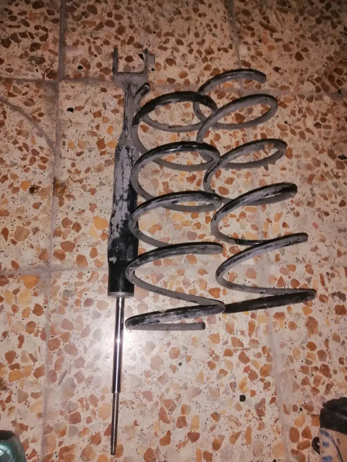 کمک فنر و لاستیک آلفا رومئو جولیتا|قطعات یدکی و لوازم جانبی|اسلام‌شهر, شهرک واوان|دیوار