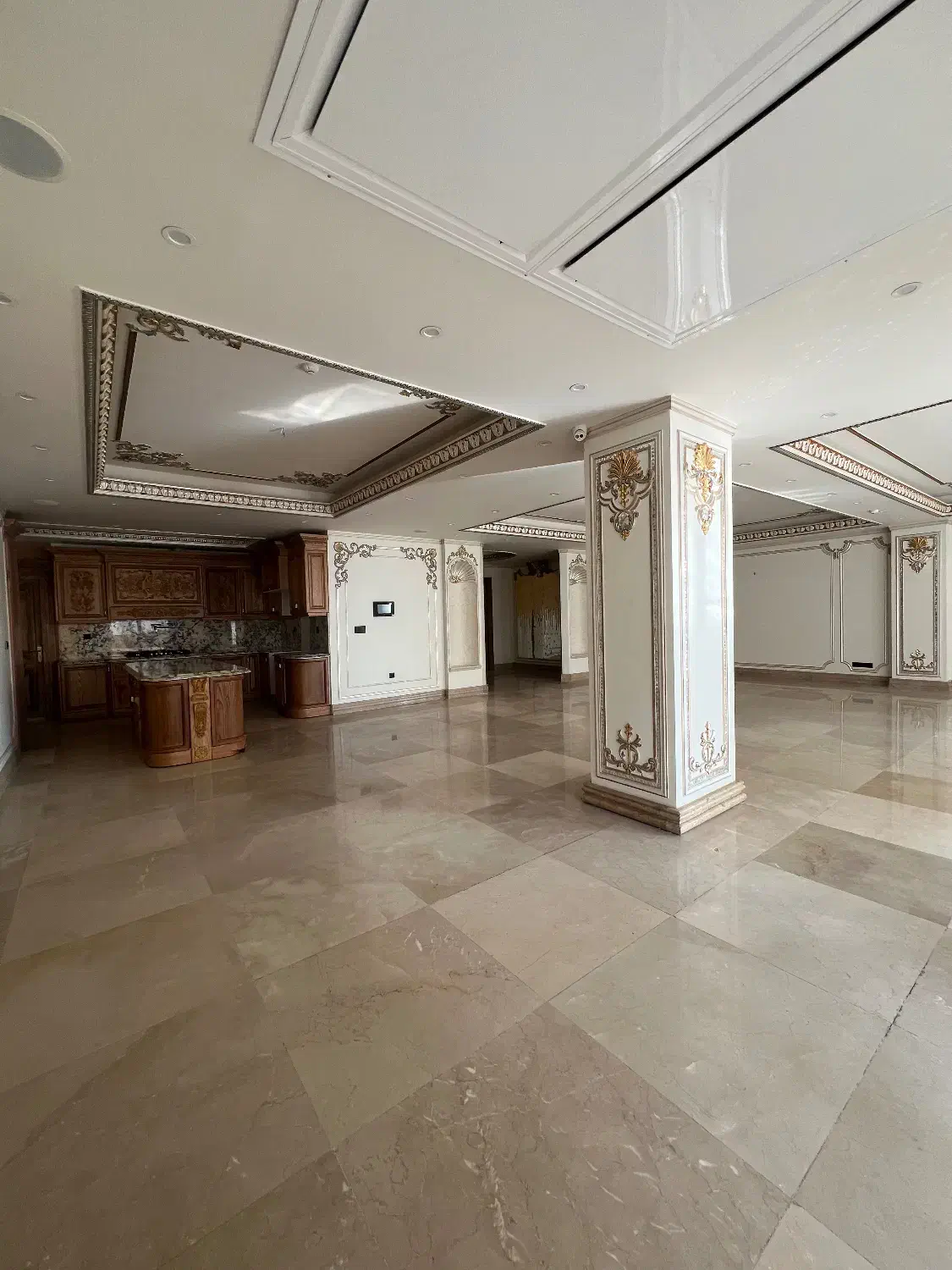 اپارتمان۳۳۰متر۴خواب نیاوران۱۵۰متر حیاط اختصاصی