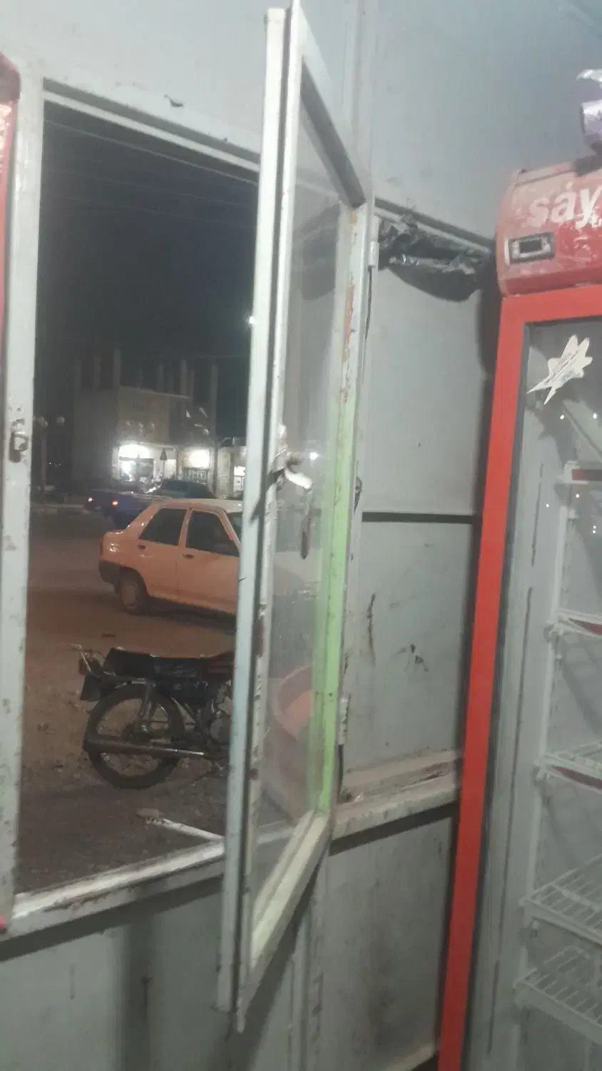 یک باب دکه همراه یخچال قفسه وترازوبفروش میرسد|فروشگاه و مغازه|توکهور, |دیوار