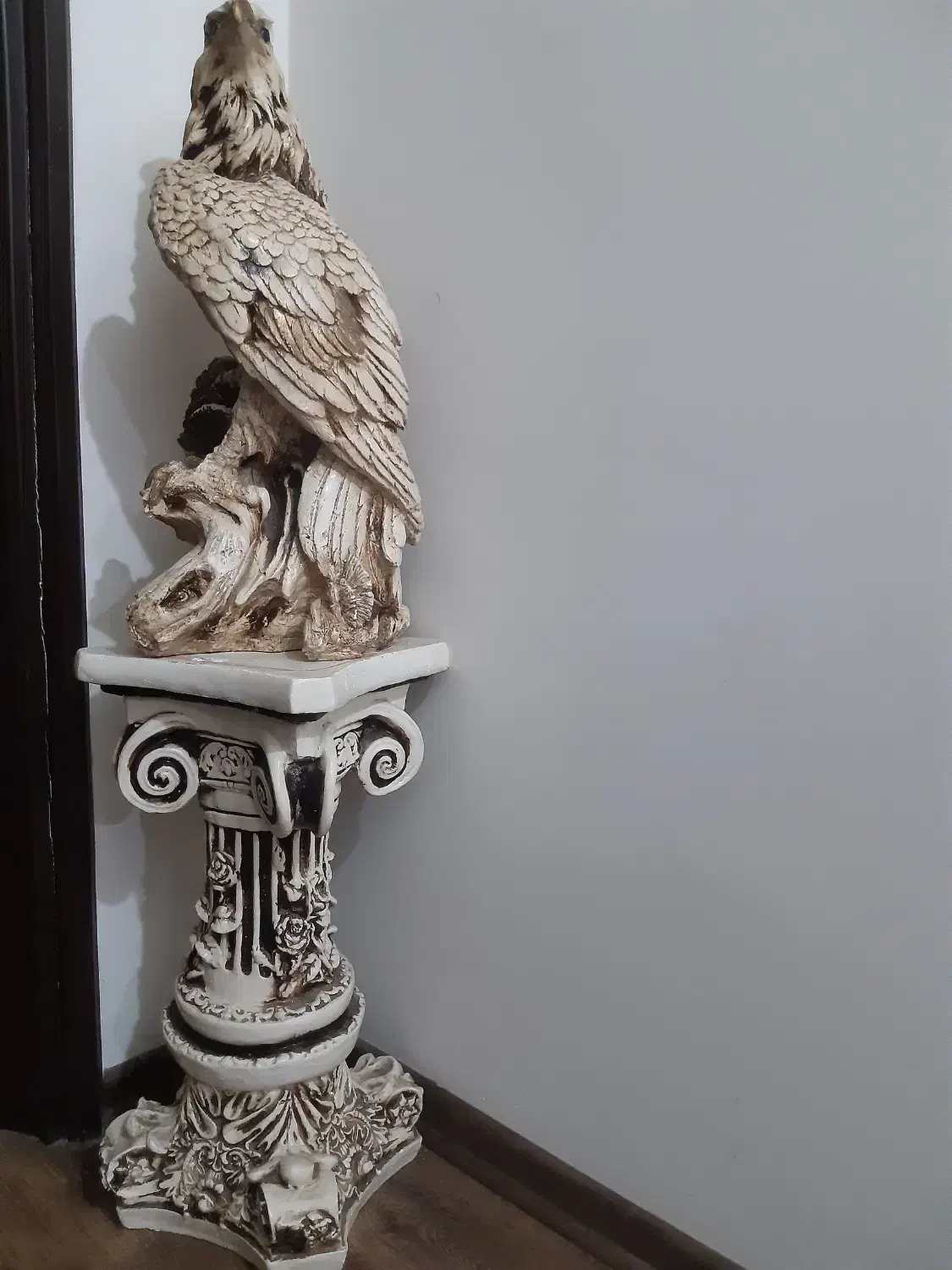 پایه گچی به همراه مجسمه عقاب|مجسمه، تندیس، ماکت|رشت, دیلمان|دیوار