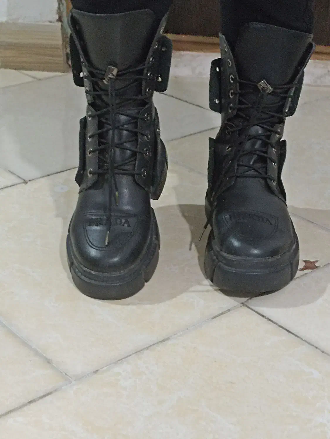 سه جفت کفش|کیف، کفش، کمربند|رشت, کوی فکوری|دیوار