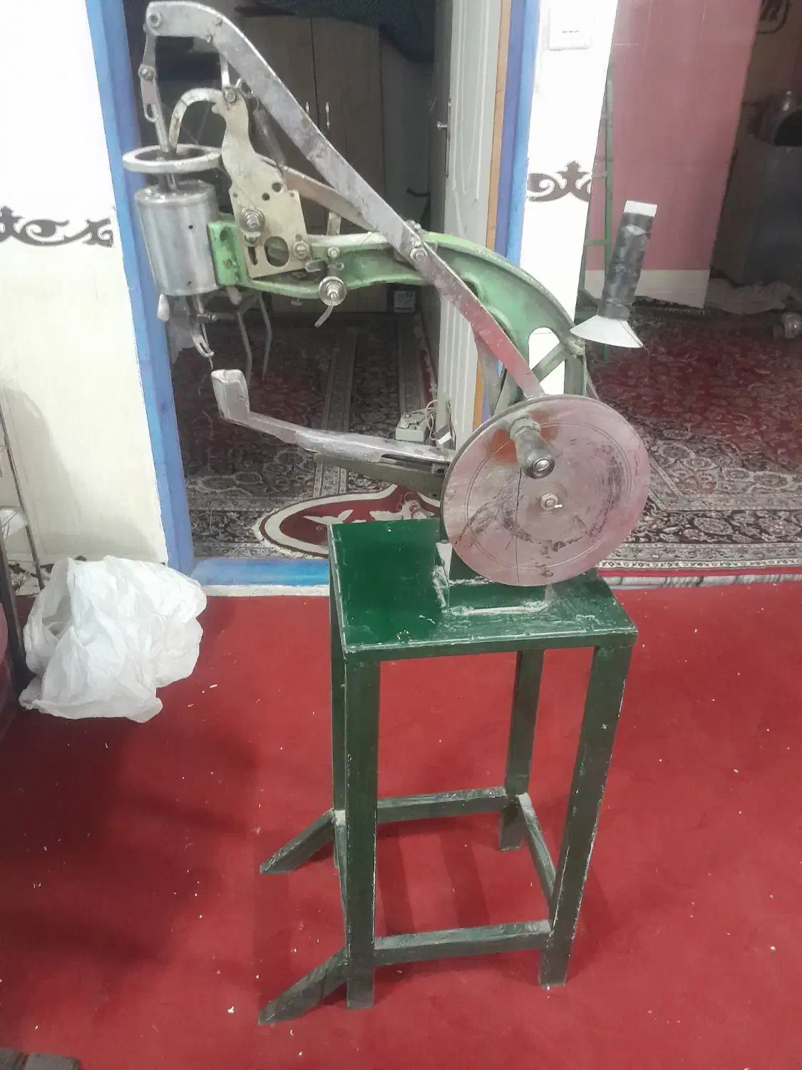 یک عدد چرخ تعمیر کفش|چرخ خیاطی و ریسندگی|ورامین, ورامین|دیوار