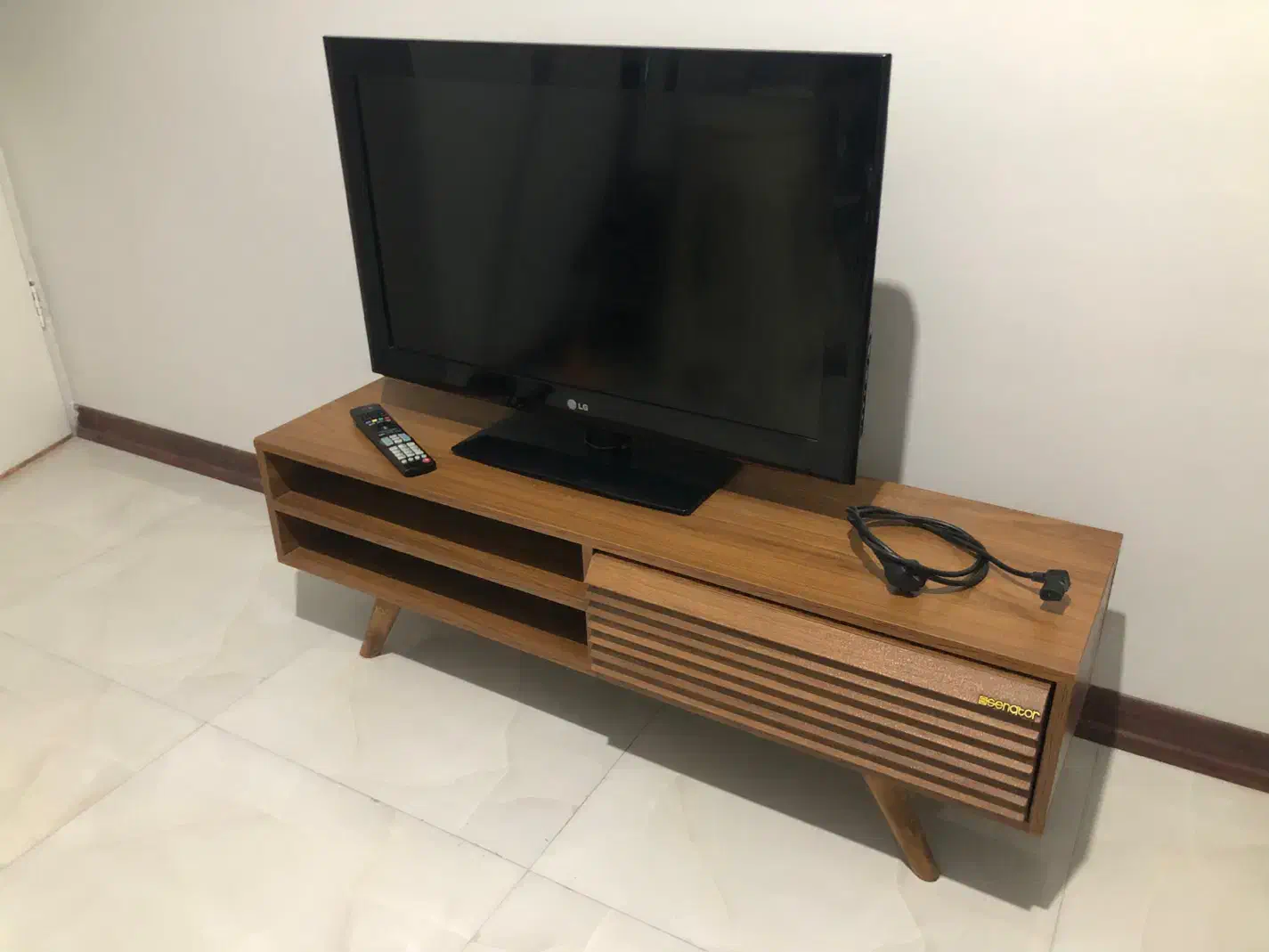 تلویزیون LG - 32 به همراه میز - کاملا سالم|تلویزیون و پروژکتور|مشکیندشت, |دیوار