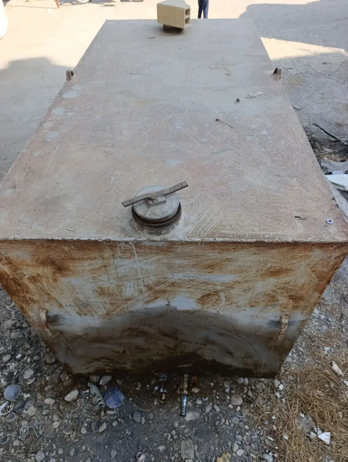 مخزن فلزی ۲۰۰۰ لیتری|مصالح و تجهیزات ساختمان|بندر گناوه, |دیوار