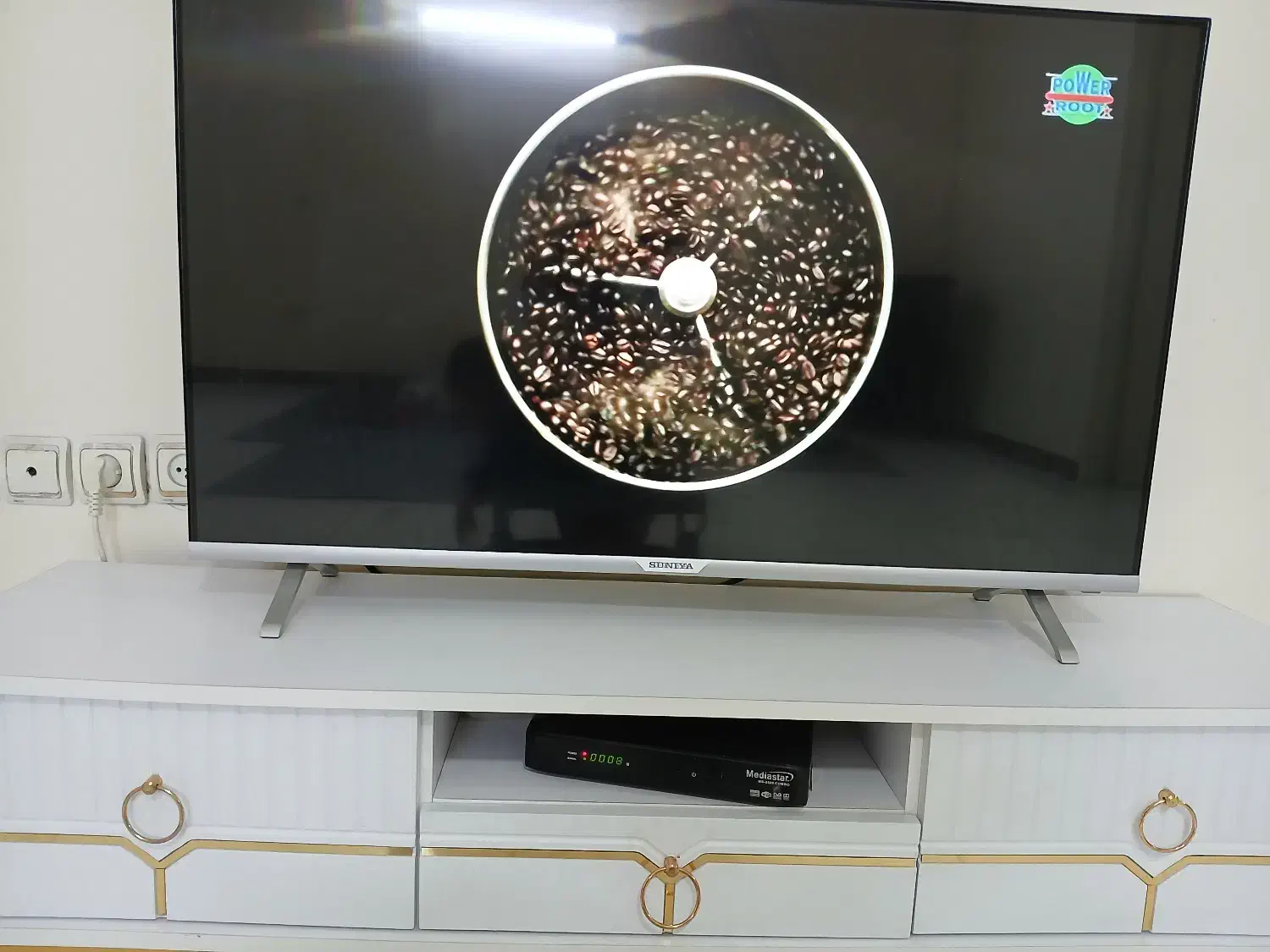 تلویزیون s|تلویزیون و پروژکتور|قرچک, پویینک|دیوار