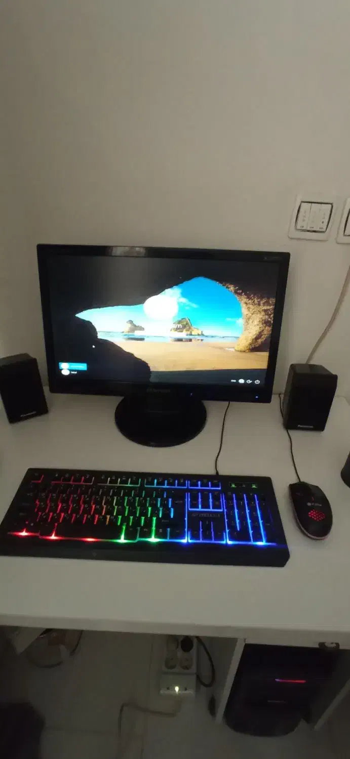 کامپیوتر،ماوس،کیبورد،میز|رایانه رومیزی|فردیس, فردیس|دیوار