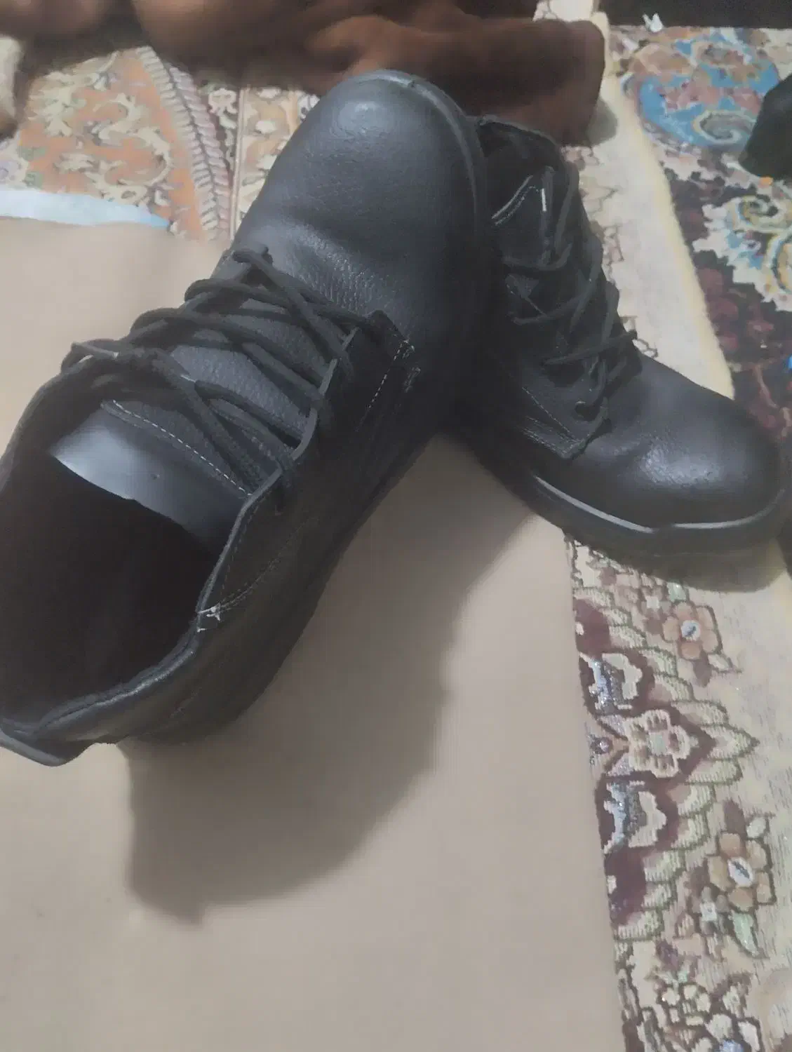 کفش|کیف، کفش، کمربند|پیشوا, |دیوار