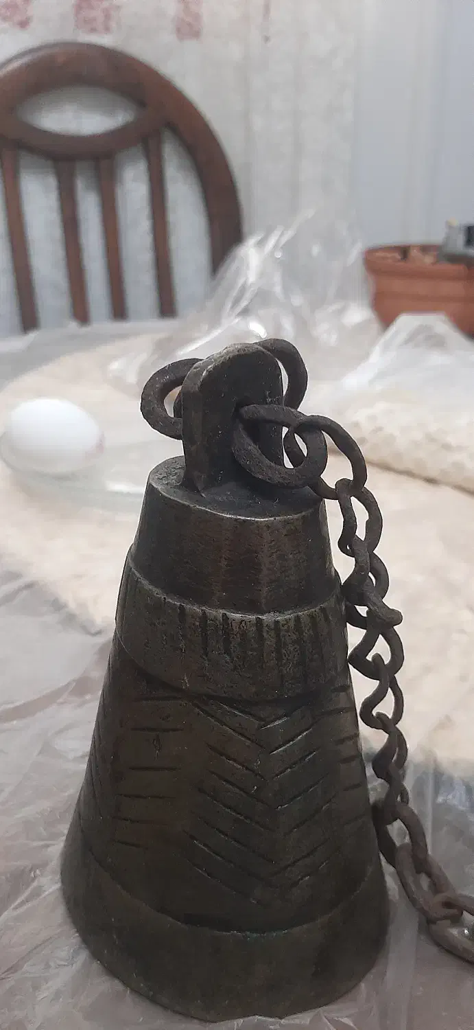 زنگوله دوران قاجاری برنجی ۱۵ سانتی بهمراه زنجیر|کلکسیون اشیاء عتیقه|سنگر, |دیوار