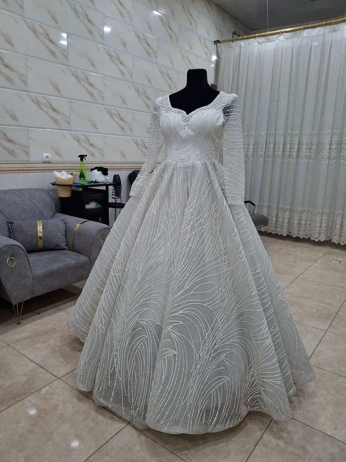 لباس عروس کاملا سالم ،دو سه بار پوشیده شده ،|لباس|ری, علایین|دیوار