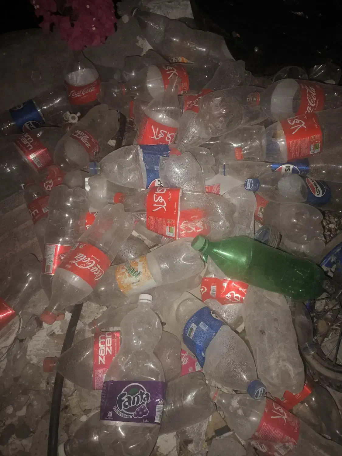 بطری یک و نیمی|ظروف نگهدارنده، پلاستیکی، یک‌بارمصرف|زهک, |دیوار