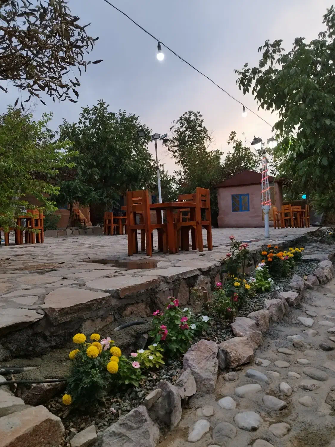 نیروی کار باغچه رستوران|استخدام خدمات فروشگاه و رستوران|سنندج, |دیوار